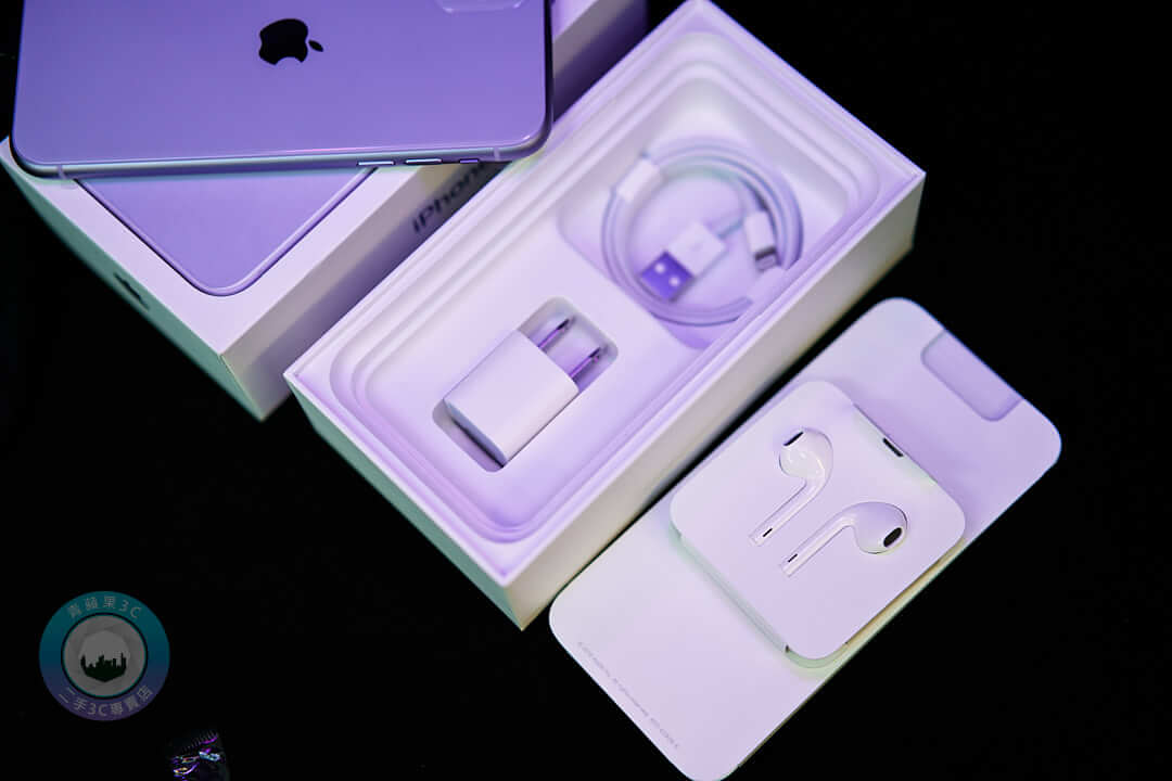 iPhone完整配件盒裝實拍，包含耳機、充電器與傳輸線