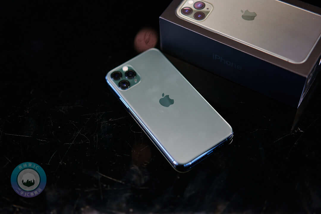 iPhone原廠盒裝與配件準備良好，有助於回收加價