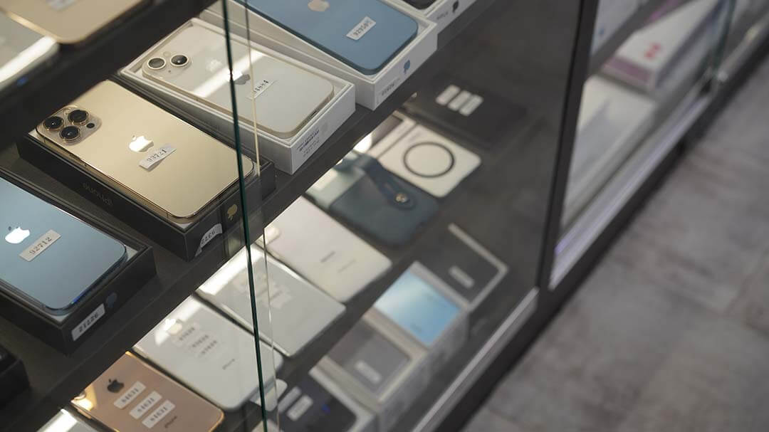 iPhone 舊換新划算嗎?官方與門市差異分析一次看懂|青蘋果3C - 第1張圖 iPhone 14 Pro 與 iPhone 15 現場展示實拍,手機成色清晰可見