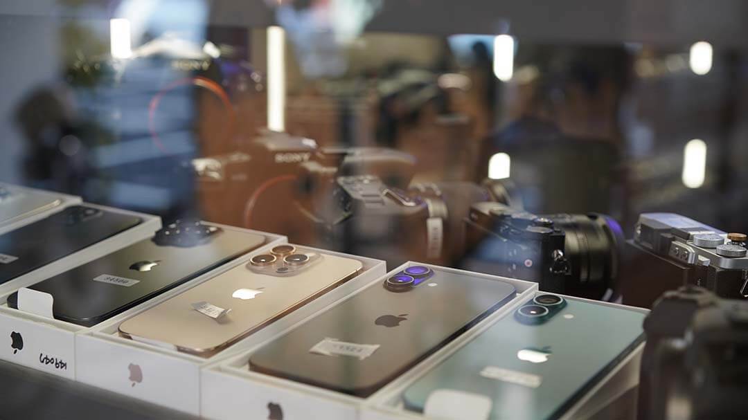 多款iPhone與數位相機商品展示，現場估價專業透明
