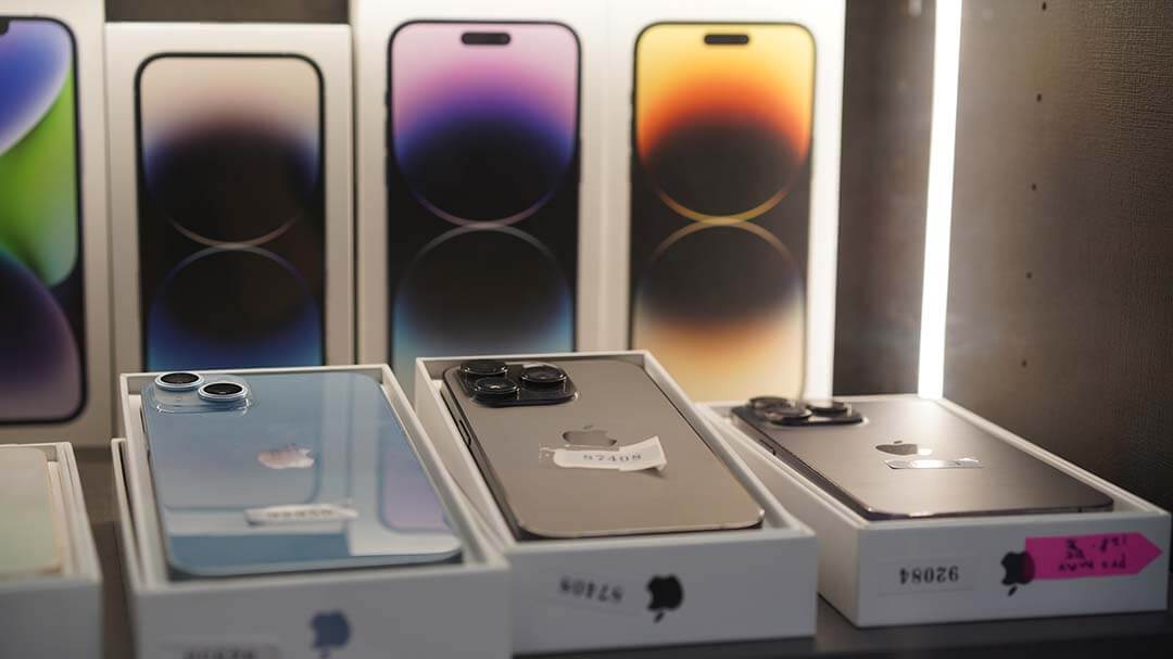 iPhone 實體展示機種，如 iPhone 14 Pro、13