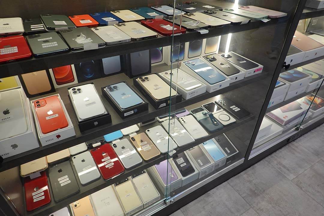 青蘋果3C陳列櫃展示多款二手iPhone，回收後重新檢測包裝
