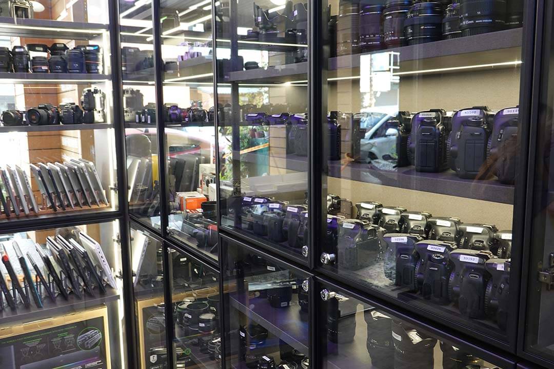 門市展示相機、筆電與平板等商品，支援多元3C回收服務